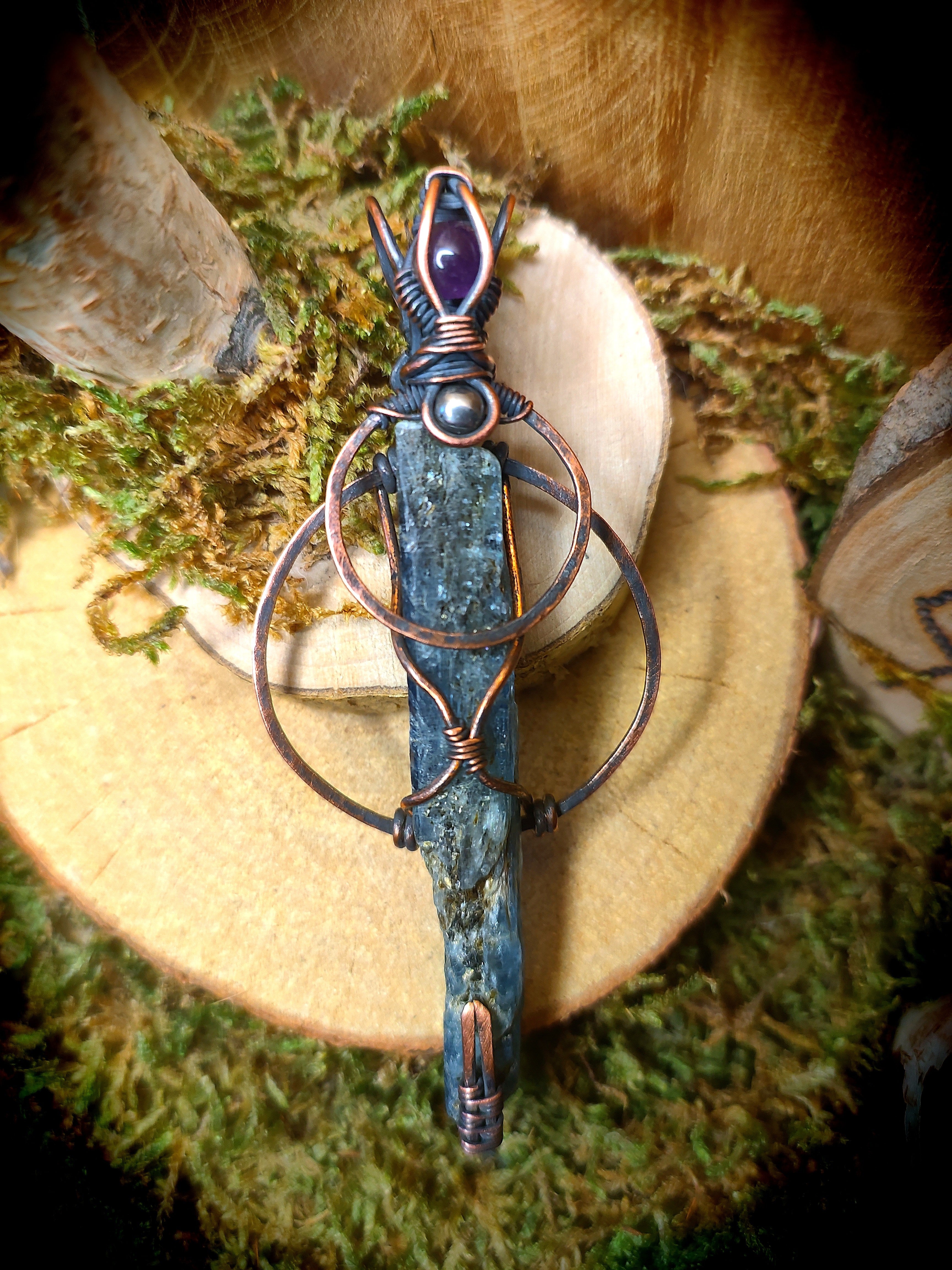 Pendentif "Cercle de cyanite alchimique"